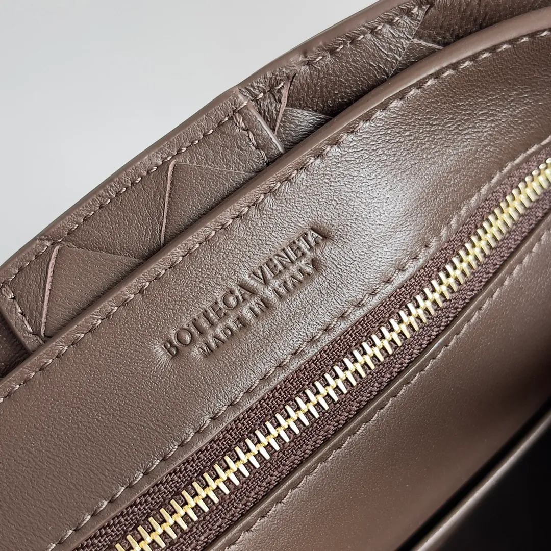 The 2023 new Andiamo batch of 1860 BV has been shipped‼ ️Really popular🔥The new Andiamo woven handbag launched by Bottega Veneta this season is really popular all over the world! ! Celebrities at home and abroad have worn it, and Oscar-winning actress Michelle Yeoh has taken it out on the street. Song Jia, Trai Yara, Yu Feihong, Sanji Ayaka, Rosie Hunting-Whiteley, Yoshioka Riho, etc. have all picked up this bag. It is classic and versatile, showing off its temperament, and the bag capacity is also large, which is very convenient for daily commuting! ! A variety of carrying methods, the shoulder straps can be adjusted by yourself, the original lambskin feels soft and delicate, and the neutral style is made to break gender boundaries and bring a more practical and longer-lasting use experience. Andiamo, which has both elegant and casual styles, perfectly interprets the true appearance of "fashionable old money style". Style number: 743568 Size: 25*22*10.5cm